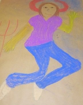Personnage en t-shirt violet, jambes repliées
