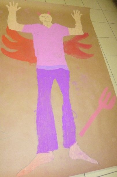 Personnage aux bras levés, ailes rouges