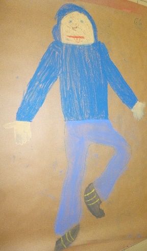 Personnage en pull bleu, sur une jambe