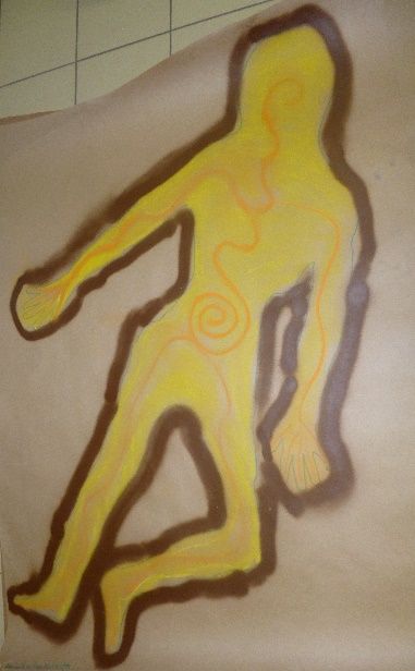 Silhouette jaune cernée de brun, en mouvement