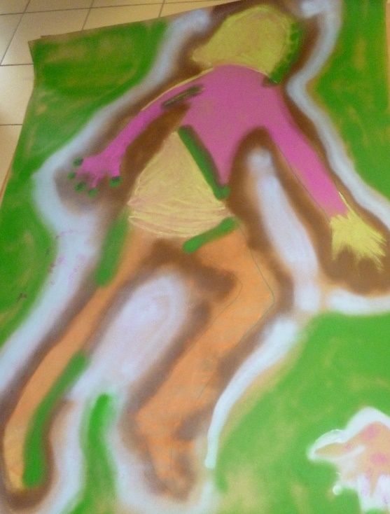 Corps rose et orange sur fond vert