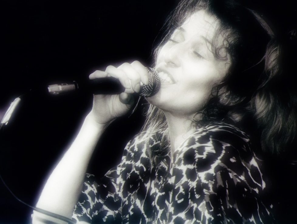 Dominique Levillain chante au micro, en noir et blanc